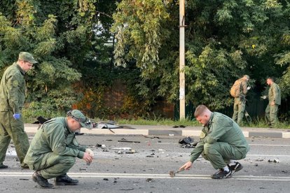 Agentes de seguridad investigan el lugar del atentado en el que el sábado pasado murió Daria Dúguina, hija de un ideólogo ruso próximo al presidente Vladímir Putin.