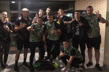 Jugadores del Balàfia celebran la victoria tras el partido.