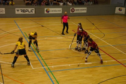 Les jugadores de l’Alpicat, de roig, intenten aturar una acció a bola aturada del Palau de Plegamans.