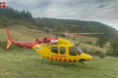 Momento de la evacuación del motorista herido.