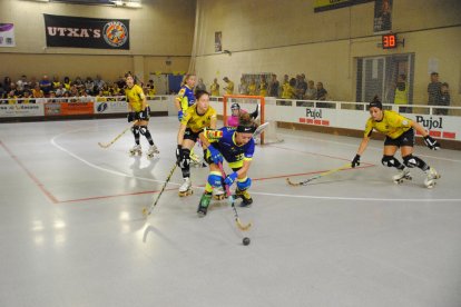 Victòria Porta pressiona sobre una jugadora de l’Igualada durant el partit d’ahir disputat al pavelló municipal de Vila-sana.