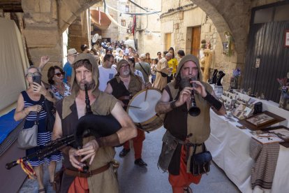 Cercavila pel carrer Major amb la companyia Introba Veritas.