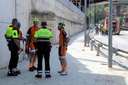 Los Mossos d'Esquadra hablando con los compañeros de los ciclistas atropellados mortalmente en Castellbisbal.