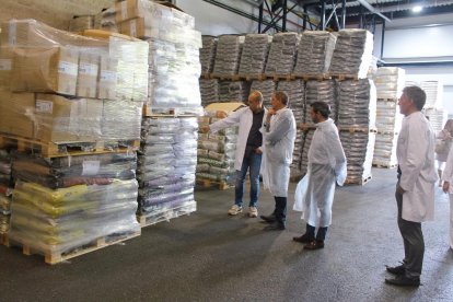 Visita del subdelegado del gobierno español en Lleida, José Crespín, a la empresa Cotecnica de Bellpuig, con el jefe de la Unidad de Sanidad Animal de Lleida, Miquel Molins