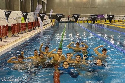 Els nadadors del CN Lleida que van aconseguir l’ascens l’any passat, amb els seus tècnics Josep Maria Rojano i Erika Espejo.