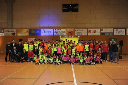 Foto de familia de todos los equipos del Club de Fútbol Seròs, que cuenta esta temporada con once equipos.