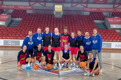 Las jugadoras del Cadí, ayer en la pista del Benfica, donde hoy se juegan seguir en Europa.