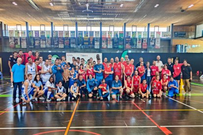 Foto de familia de los equipos participantes en la Lliga Interclubes de baloncesto de la ACELL y autoridades presentes en la clausura.