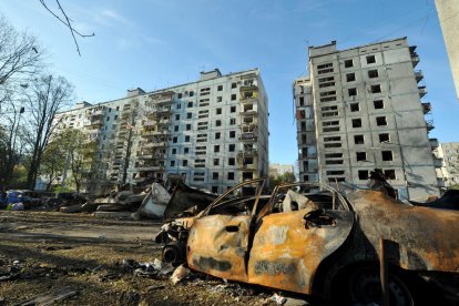 Un edificio y un coche destrozados en Zaporiyia.