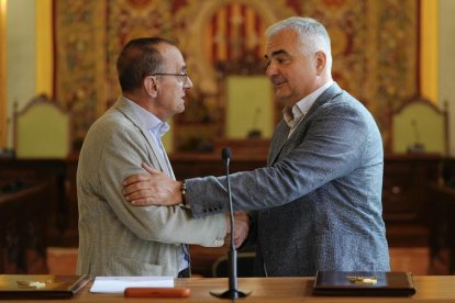 Miquel Pueyo y Albert Aliaga, ayer tras la renovación del convenio entre Paeria y Força Lleida.