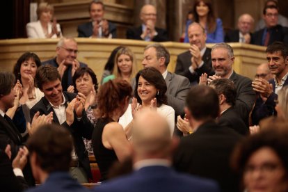 Anna Erra, entre aplaudiments al ser elegida com a nova presidenta del Parlament.