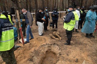 Investigadors documenten les troballes a la fossa comuna descoberta a la ciutat d’Izium.