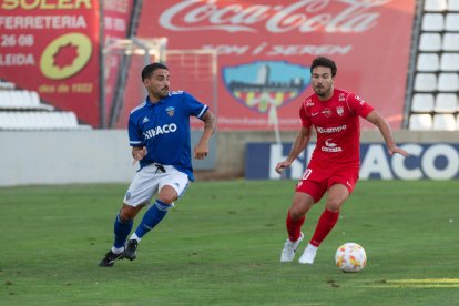 Chuli, autor del único gol del partido, intenta alcanzar un balón por el que lucha un rival.