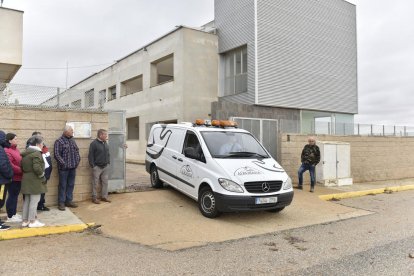 El vehículo de la funeraria saliendo ayer del cuartel donde se cometió el crimen.