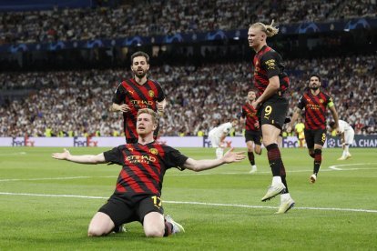 De Bruyne celebra el gol que marcó, ante la presencia de su compañero Haaland.