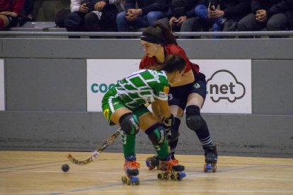 Una acción del partido de anoche en el pabellón Antoni Roure.