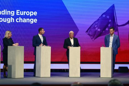 Pedro Sánchez (derecha) participó ayer en el Congreso del Partido Socialista Europeo en Berlín.