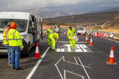 Els operaris treballaven ahir a pintar la senyalització horitzontal de la nova ronda d’Artesa de Segre.