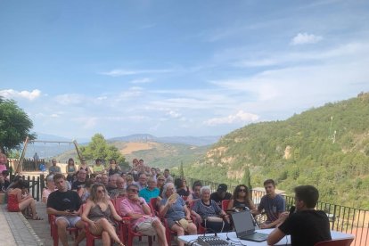 Llimiana. Por la tarde hubo una charla del ingeniero de la energía Víctor Martín (en la foto) y por la noche, el pregón a cargo de Josep Roca Cabecerans.