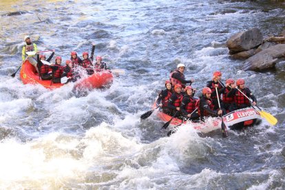 Turistas en una baja de rafting.