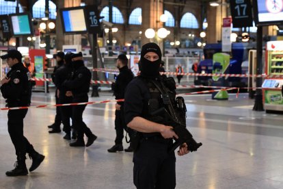 Agentes de la Policía gala en la estación Gare du Nord de París.