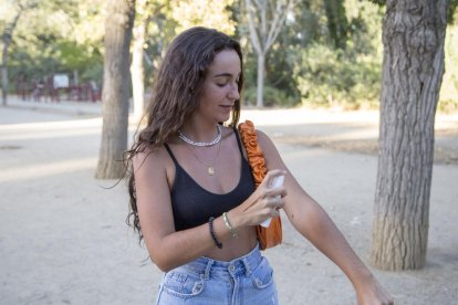 Una joven aplicándose repelente de mosquitos ayer por la tarde en Pardinyes.