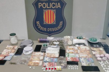 Imagen de la droga y el dinero decomisado. 