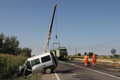 La furgoneta i una gran grua retirant el remolc del tractor