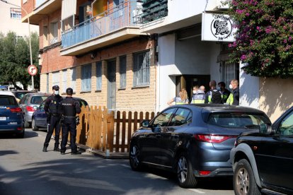 La policia espanyola desplegada en una cafeteria del Vendrell en el marc d'un operatiu contra el tràfic de drogues.