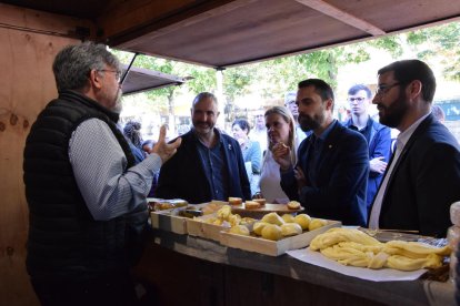 Jordi Fàbrega, Mireia Font, Torrent i Viaplana, ahir degustant formatges a la Seu d’Urgell.