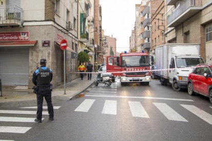 Dos octogenaris i un urbà, intoxicats per un foc a Magí Morera