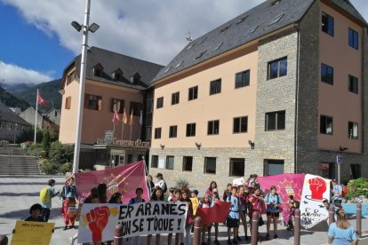 Un momento de la movilización, ayer, de los niños del ‘casal’ de verano Montanhetes. 