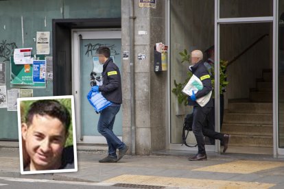 Investigadores saliendo el viernes del domicilio y la cara del encarcelado