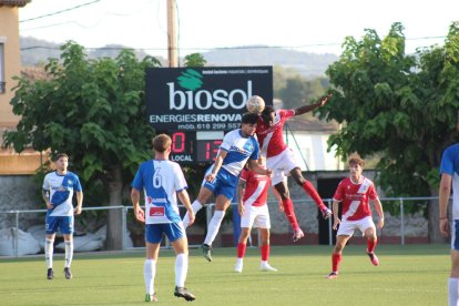 Un jugador del Guissona i un altre de l’Artesa de Segre disputen una pilota aèria.