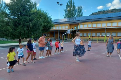 Los más pequeños empezaron ayer los ensayos en el patio del colegio Pau Claris.