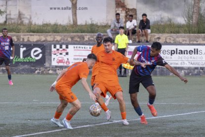 Un jugador del Tàrrega trata de robarle el balón a un oponente del Atlètic Lleida.