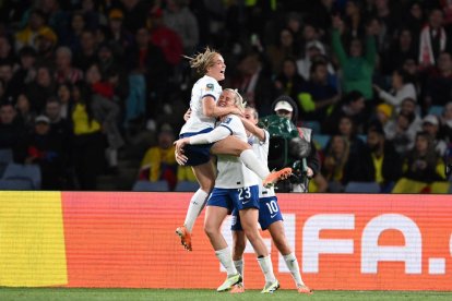 Alessia Russo celebra con sus compañeras el segundo gol inglés.