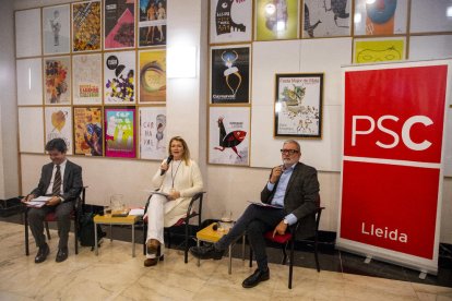 Luis Felipe, la edil Begoña Iglesias y Fèlix Larrosa, ayer en Lleida. 