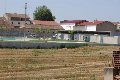 Operarios trabajaban ayer en los últimos retoques antes de abrir hoy el recinto. 