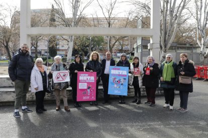 Equip de campanya - Tots els equips inclouen una botella de plàstic plegable amb un mosquetó per fer-la més portable. La campanya inclou cartells i adhesius com els que mostren autoritats i membres de l’associació de veïns.