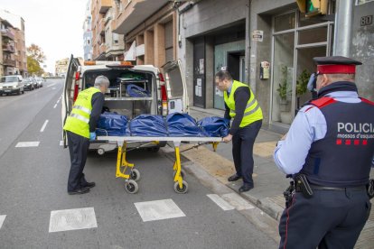 El cadáver fue hallado a las 13.30 horas del viernes en el trastero del domicilio familiar en Balàfia. 