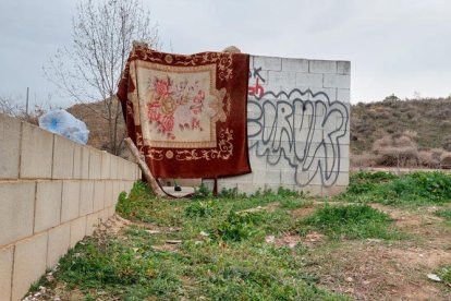 La edificación está al lado de la ludoteca del barrio. 