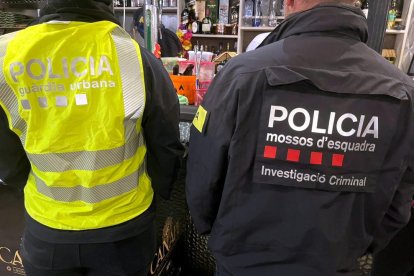 Mossos y Guardia Urbana desmantelan dos puntos de venta de droga en Barcelona