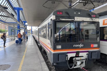 Un tren de la sèrie 470 a punt de sortir ahir cap a Barcelona des de l’estació de Lleida ciutat.