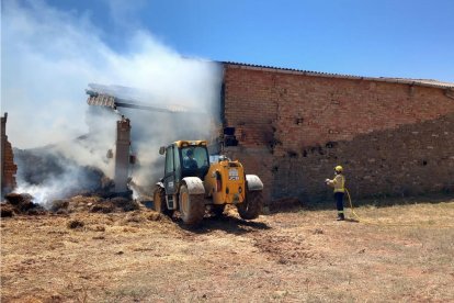 Arden 1.500 m² de bajas de paja y maquinaria en Vilamitjana