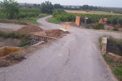 Uno de los puentes del canal en Puigverd de Lleida en obras. 