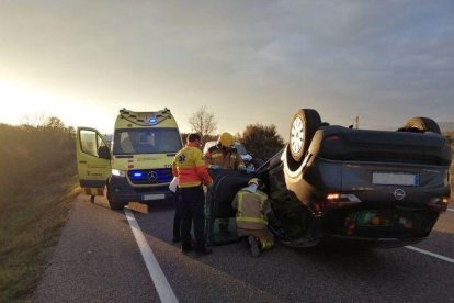 Dos ferits en bolcar un cotxe a la C-26 a Camarasa