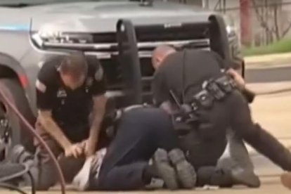 Un momento de la detención del arrestado por los tres agentes.