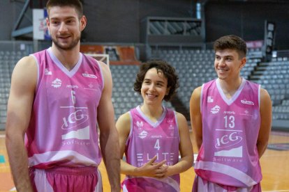 Cuéllar, Abril Rexach y Lobo, con las nuevas camisetas.