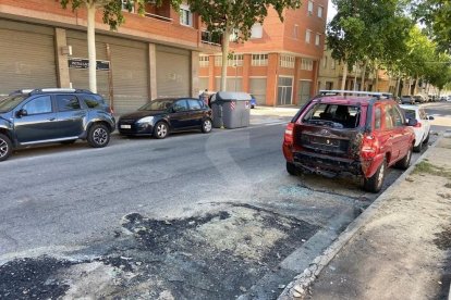 Los incendios de esta madrugada también han afectado a este coche.